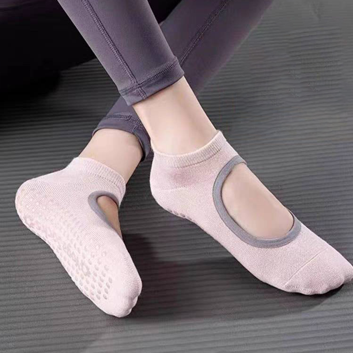 Non-Slip Yoga Socks for Women  - Pilates & Yoga Unleashed International Academy Yonkers recensione e prezzo